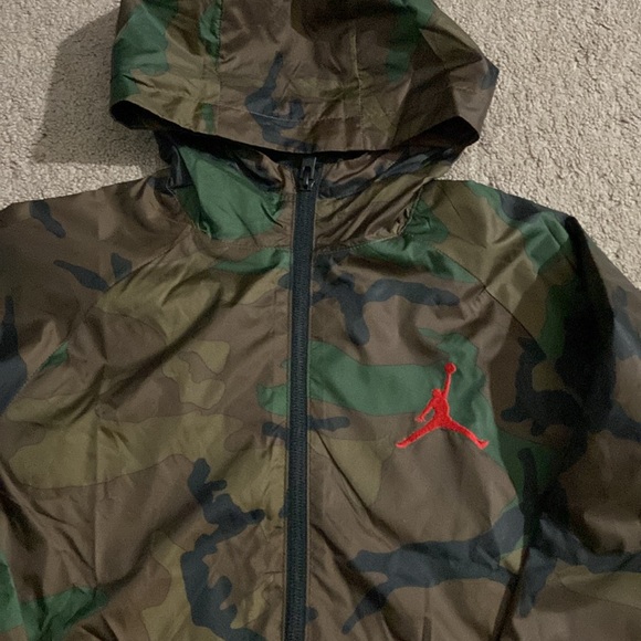 Nike Boys Windbreaker- Camo/Black size M - Picture 2 of 3